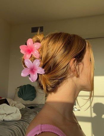 Flower Claw Clips, Hair Clips Aesthetic, Hawaiian Flower Hair, Hair Clip Hairstyles, Flower Hair Claw, Thick Curly Hair, Hawaiian Flower, Clip Hairstyles, Hawaiian Flowers