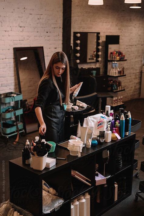 Dresser Aesthetic, Hairstylist Career, Beauty School Cosmetology, Beauty Job, Hair Salon Pictures, Beige Blond, Hairdresser Salon, Salon Pictures, Hair Salon Interior