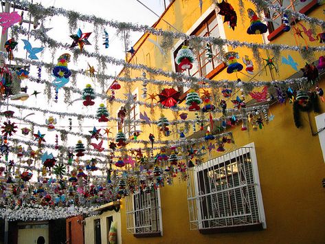 Calle adornada. Tradicional street with Christmas decoration; with farolitos (luminarias - paper lanterns),spanish hay, metallic stars, etc Traditional Mexican Christmas Decorations, Spanish Christmas Decorations, Latchkey Crafts, Posada Party, Mexican Christmas Party, Mexican Christmas Traditions, Eye Of God, Spanish Christmas, Christmas Teaching