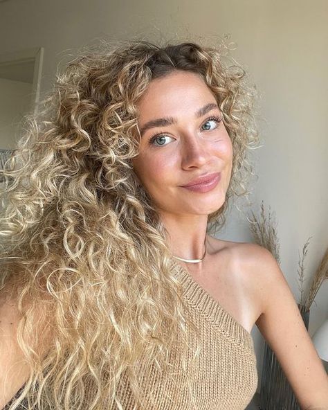 JULIE HOCKE on Instagram: "Sunday 🤍 reklame/tag" Mila Mikhailov, Curly Highlights, Shampoo Bomba, Hair Color Options, Blonde Curly Hair, Blonde Curls, Natural Curls Hairstyles, Hair Locks, Curly Hair Inspiration