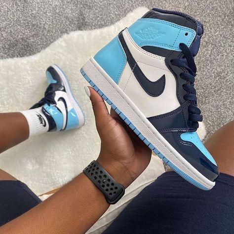 Sneakers Shop on Instagram: “👟Jordan 1 Retro High “Blue Chill”🤩 Por tan solo 69.99€ -Pedidos: www.sneakerhype.es 📩Información: Direct  #nike #yeezy #hype #sneakerhead…” Jordan Shoes For Women, Blue Chill, High Top Basketball Shoes, White Basketball Shoes, Nike Fashion Shoes, Jordan Shoes Girls, Custom Nike Shoes, Shoes Sneakers Nike, Fashion Shoes Sneakers