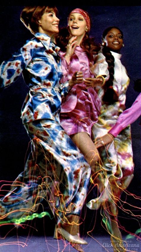 Turn on the colors! How to tie-dye clothes at ClickAmericana.com #vintagefashion #70sfashion #60sfashion #tiedye #vintageclothing #clickamericana 1960s Tie Dye Fashion, 70s Tie Dye Outfit, Hippy Movement, Rit Tie Dye, 70s Tie Dye, Tie Dye Tips, Seventeen Magazine Fashion, Just Seventeen, Dye Clothes