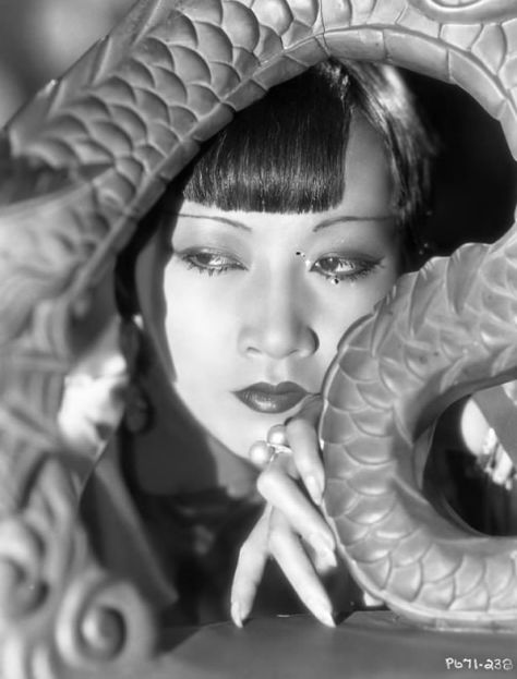 Anna May Wong. Andy Warhol hat von Anna May Wong eine Collage mit dem Titel „Crazy Golden Slippers“ angefertigt. Shanghai Express, Anna May Wong, Asian Faces, Silent Films, Anna May, Pictures Of Anna, 1930s Style, Silent Movie, Creative Images