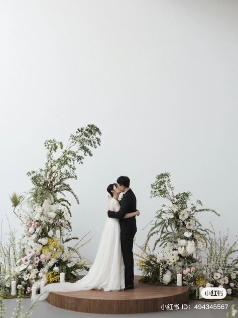 Minimalist Ceremony Backdrops, Backdrop Wedding Minimal, Minimal Ceremony Backdrop, Minimal Wedding Backdrop, Korean Wedding Backdrop, Flower Arch Minimal, White And Green Wedding Flowers Ceremony Backdrop, Ceremony Floral Installation, All White Floral Installation