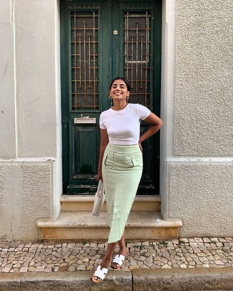 How To Pose In Front Of Buildings, Aesthetic Standing Poses Instagram, Poses In Front Of Door, Women Pics For Instagram, Door Poses Photography, Poses In Front Of Building, Pose In Front Of Building, Door Poses Picture Ideas, Instagram Poses For Women