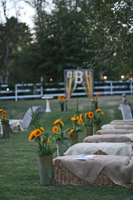 Boda campestre Hay Bale Ideas, Hay Bale Wedding, Hay Bale Seating, Sunflower Wedding Decorations, Country Wedding Decorations, Best Friend Wedding, Hay Bales, Fall Weddings, Western Wedding