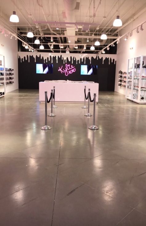 Kylie Cosmetics Pop Up Shop Kylie Jenner Pop Up Shop, Kylie Cosmetics Office, Kylie Pop Up Shop, Kylie Jenner Room, Kyle Cosmetics, Glam House, Kylie Jenner Lips, Kylie Skin, Beauty Entrepreneur