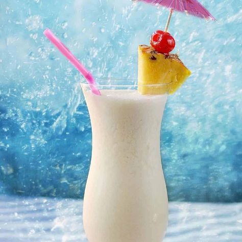 Vodka Pina Colada Recipe, Dairy Free Pina Colada, Malibu Mixed Drinks, Dairy Free Cocktails, Blended Drink Recipes, Painkiller Drink, Juice In A Blender, Cocktails Made With Rum, Pina Colada Rum