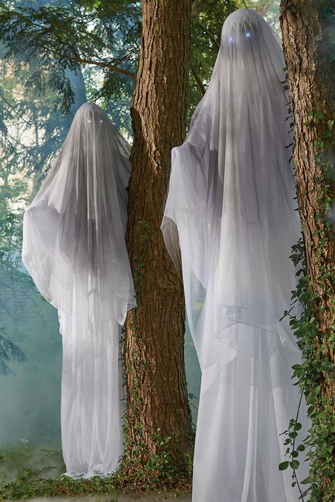 These massive and quite terrifying ghostly figures have sinister white glowing eyes, posable arms, and can be height adjusted up to 8 feet tall. Haunted Maze Ideas, Edgar Allan Poe Halloween, Halloween Barn, Halloween Ghost Decor, Engagement Party Decorations Diy, Haunted Maze, Halloween Haunted House Decorations, Ghost Decor, Sheet Ghost