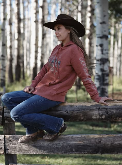 Amy From Heartland Outfits, Heartland Amy Outfits, Amber Marshall Video Call, Amber Marshall Selfie Picture, Heartland Amy Pregnant, Heartland Ranch, Amber Marshall, Cowgirl Magazine, Retro Women