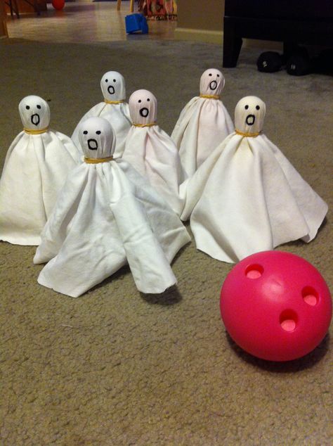 ghost bowling Bowling Trunk Or Treat, Juegos Halloween, Ghost Bowling, Halloween Bowling, Spooky Foods, Halloween Carnival Games, Spooky Food, Halloween Door Decorations, Fair Games