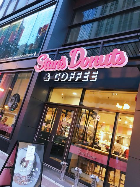 Chicago’s Stan’s Donuts & Coffee || Michigan Avenue Donut Coffee Shop, Donut Shop Design Ideas, Donuts Store Design, Doughnut Shop Design, Donut Store Design, Donuts Shop Interior, Donut Cafe Design Coffee Shop, Donut Cafe Interior, Donuts Shop Design