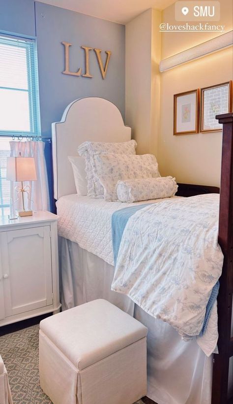 Dorm Room Ideas Southern, Dorm Room Ideas Coastal Grandma, Plain Dorm Room Ideas, Costal Grandma Dorm Room, Basic Dorm Room Ideas, Pretty Dorm Room Ideas, Dorm Inspiration Blue, Calm Dorm Room Ideas, Dorm Room Light Blue