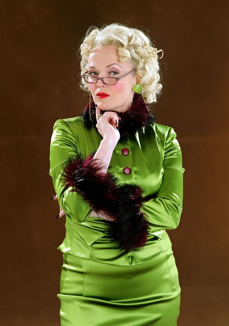 Rita Skeeter (b. 1951), was a witch journalist who specialised in writing poison-pen stories which tended to be based on false information and misreported interviews while she worked for the Daily Prophet as well authoring a few tell-all biographies - Harry Potter Wiki Harry Potter Villains, Harry Potter Theories, Meme Harry Potter, Miranda Richardson, Film Harry Potter, Rita Skeeter, Harry Potter Wiki, Cumpleaños Harry Potter, The Goblet Of Fire