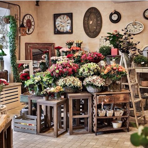 Great display Florist Shop Interior, Flower Shop Display, Flower Shop Interiors, Flower Shop Decor, Flower Cafe, Flower Shop Design, Bar Vintage, Flowers Shop, Flower Boutique