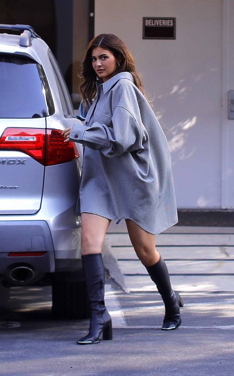 Get the Look: Kylie Jenner's Oversized Shirt Dress and Christian Dior Saddle Bag Kylie Jenner Outfits Street Styles, Kylie Jenner Black, Kylie Jenner Street Style, Oversized Shirt Outfit, Look Kylie Jenner, Looks Kylie Jenner, Kylie Jenner Look, Shirt Dress Outfit, Oversized Shirt Dress