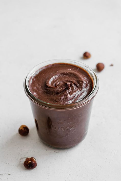 This homemade vegan nutella is a healthy recipe that is so easy to make. It's dairy-free, gluten-free, paleo, and refined-sugar free! Nutella Vegan, Nutella Recipe, Vegan Nutella, Homemade Nutella, Desserts Vegan, Chocolate Spread, Healthy Chocolate, No Sugar, Chocolate Pudding