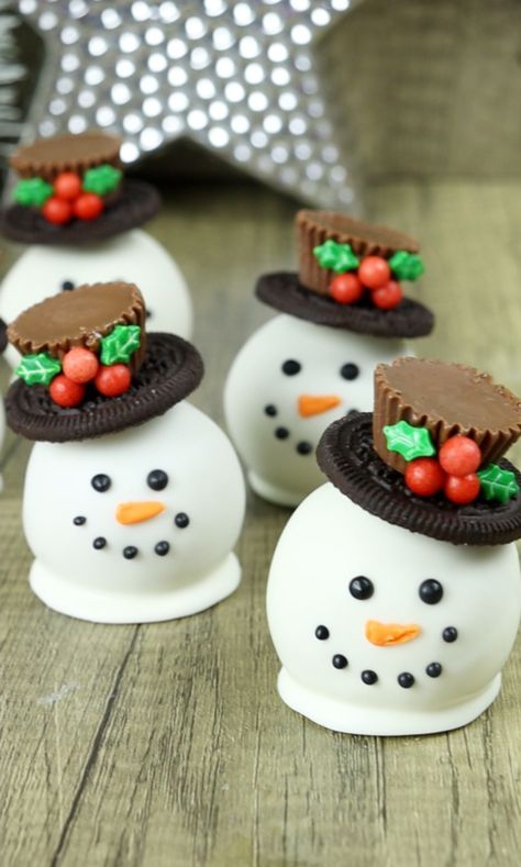 Snowmen Pops Essentials Snowman Cakepops, Oreo Balls Christmas, Christmas Themed Desserts, Snowman Cake Pops, Oreo Cake Pops, Santa Cake, Christmas Cakes Easy, Cake Pop Designs, Chocolate Cake Pops