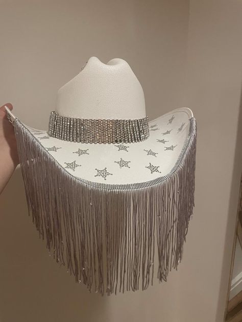 Cowboy Hat Bride, Bachelorette Party Country, Fringe Cowboy Hat, Traje Cowgirl, Custom Cowboy Hats, Love On Tour Outfits, Cowgirl Style Outfits, Nashville Bachelorette Party, Cowboy Aesthetic