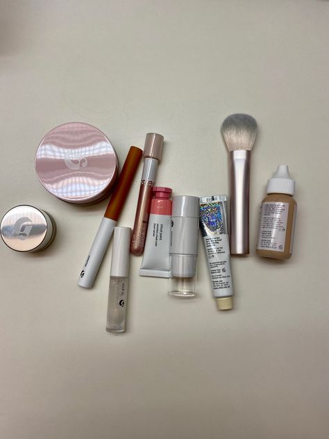 Glossier is essential for the no-makeup makeup trend. About 96% of my makeup comes from glossier- all helping me yo achieve a ‘barely- there’ glowy look. Some of the best items to start your collection: Cloud paint 🎨 - a liquid blush that is highly pigmented (only a little needed) and easily blends into your skin Perfecting skin tint - has the skin tone evening and pigment of a foundation, without covering freckles and looking cakey Glossier Haul, Skincare Bag, Cloud Paint, Skin Tint, Makeup Haul, Liquid Blush, Make Up Inspo, Makeup Needs, Clown Makeup