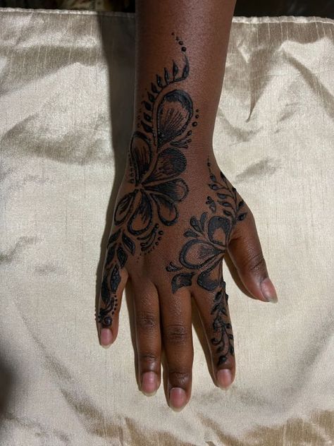 Henna Tattoo Dark Skin, Henna Tattoo Black Women, Baddie Henna Designs, Henna Black Women, Henna Tattoo Designs Black Women, Henna Designs Black Women, Black Henna Designs Simple, Henna Thigh Designs, Body Henna Designs