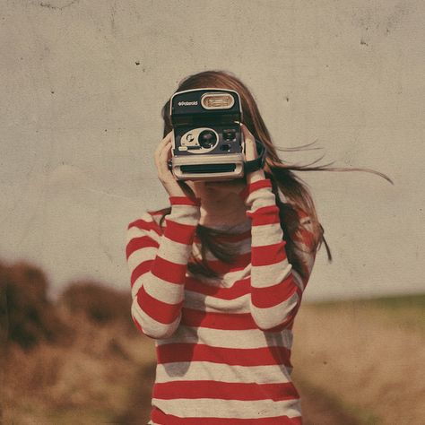 i love this alot for some reason reminds me of my cousin Joy I MISS MY COUSINS IN COLORADO:( Girls With Cameras, Francoise Hardy, Tattoo Women, Take A Photo, Photo Vintage, Vintage Cameras, Vintage Camera, Pics Art, Image Photography