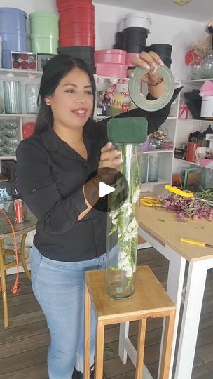 Idea 💡de  Centro de Mesa alto para evento 💐
#tutorial | By Maritza Cantarell | I'm Maritza accompany me to make a high table centerpiece for event we'll moisturize half a block of floral foam and we'll round it from all the edge because this we'll put on top of a transparent vase this I'm using measures sixty centimeters and before fixing the foam I will bury these that are dragon mouth or puppies all the part inside, I'm measuring that the height is perfect and to go wearing all along the vase but inside because I was placing them different heights before we started decorating the top. As they have killed today I'm a little snoring, I'm doing my best, I hope you understand all the explanation, I'm not yelling at you. Well, since that's left, now we're going to hold the foam with waterpr Elegant Tall Centerpieces, Dragon Mouth, Tabletop Floral Arrangements, Transparent Vase, Tall Centerpieces, Flower Vase Arrangements, Vase Arrangements, Floral Foam, Floral Decoration