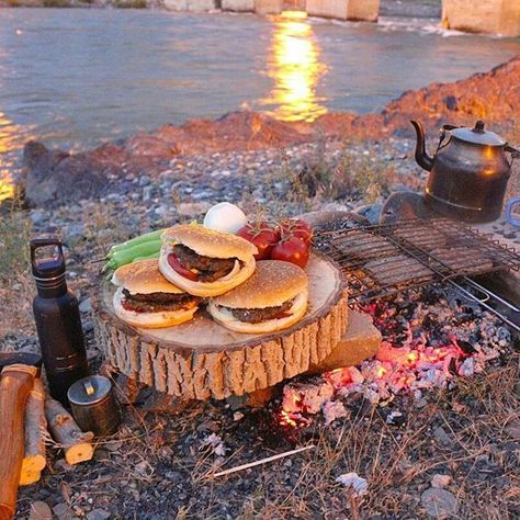 Outdoor Meals, Camping Snacks, Camping Inspiration, Easy Camping Meals, Camping Aesthetic, Camping Photography, Romantic Picnics, Bushcraft Camping, Campfire Cooking