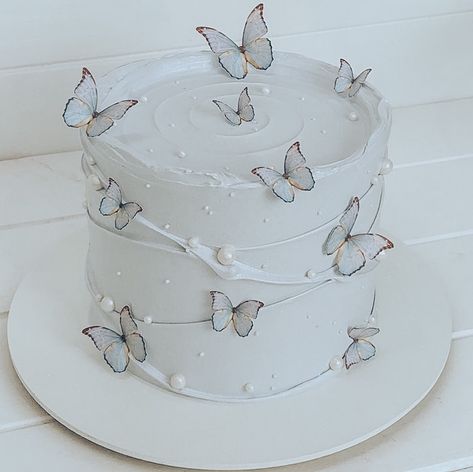 Aesthetic Butterfly Cake, Ideas De Cumpleaños Aesthetic, Birthday Cake Butterfly, Butterfly Cake Ideas, 14th Birthday Cakes, Butterfly Birthday Cakes, 13 Birthday Cake, Pastel Cakes, Elegant Birthday Cakes