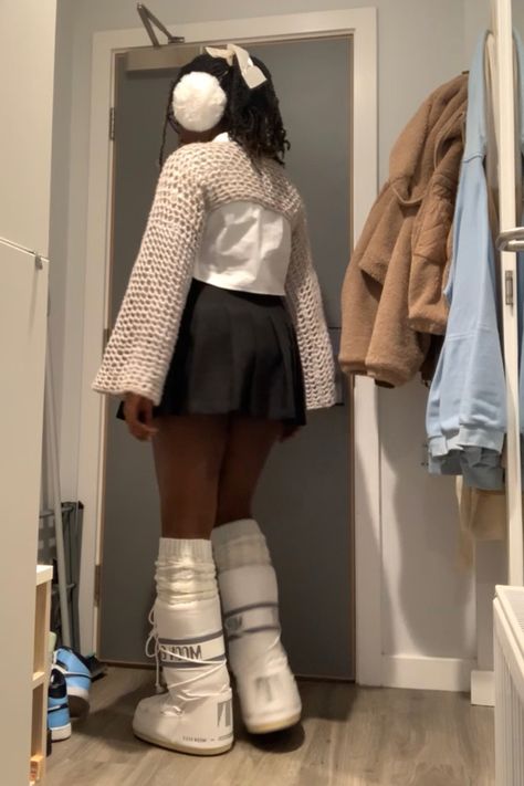 Outfit ideas, moon boots outfit, spring outfits Puffy Boots Outfit, Puffy Boots, Moon Boots Outfit, Aries Aesthetic, Winter Wishlist, Girly Clothes, Boot Outfits, Winter Boots Outfits, College Fits