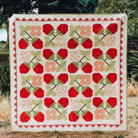 Cute Quilt Patterns Simple, Peach Quilt Patterns, Fruit Quilt Pattern, Quilt Patterns Flower, Strawberry Quilt Pattern, Strawberry Quilts, Strawberry Quilt Block, Cute Quilt Patterns, Summer Quilt Patterns