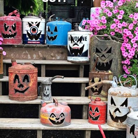 Repurposed gas can pumpkins from The Mustard Seed 205 on Etsy Gas Can Pumpkins, Diy Projects For Fall, Fall Primitives, Creative Halloween Decorations, Etsy Halloween, Halloween Things, Rustic Halloween, Metal Pumpkins, Vintage Halloween Decorations