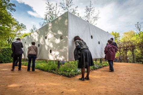 Garden Installation Art, large looking box inside a garden Spatial Design, Interactive Installation, Urban Furniture, Interactive Art, Art Installations, Museum Exhibition, Land Art, Architecture Project, Public Art