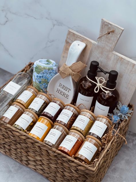 Spice Basket Gift Ideas, Spice Gift Basket Ideas, Spice Gift Basket, Spice Basket, Spice Gift, Food Hampers, Gifting Ideas, Gift Basket, Gift Baskets