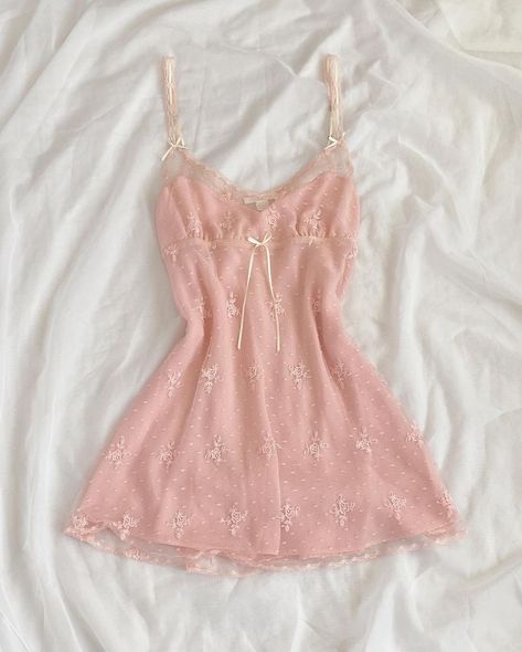 Vintage Pjs Aesthetic, Lacey Outfits Aesthetic, Silk Nightgown Aesthetic, Croquette Outfits, Pretty Nightgowns, Coquette Nightgown, Pink Outfits, 2000s Fashion, Dream Clothes