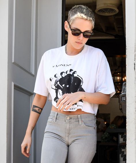 Kristen Stewart Is Bringing Frosted Tips Back #refinery29 Frosted Tips Women Hair, Kristen Stewart Short Hair, Haircut Ideas Trendy, Frosted Tips, Hairstyle Ideas Easy, Kristin Stewart, Disney Hair, Pixie Bob Haircut, Haircut Designs