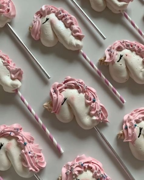 Unicorn Meringue Pops, Meringue Animals, Unicorn Meringue, Unicorn Food Ideas, Meringue Pops, Meringue Cookie, Ice Cake, Fundraiser Ideas, Unicorn Foods