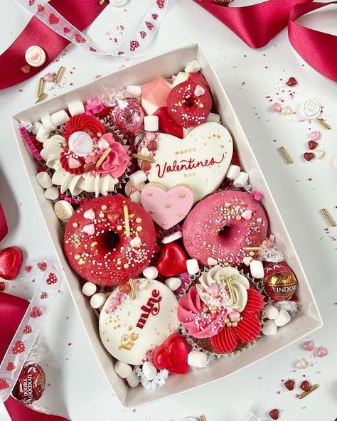 Valentines Bento Box Ideas, Valentine’s Treat Box Ideas, Desert Valentines Day, Chocolate Box Valentines, Valentine Pastry Box Ideas, Valentine's Day Dessert Boxes, Valentine's Day Baked Treats, Valentines Treat Boxes Sweets For Him, Valentine's Day Treat Boxes