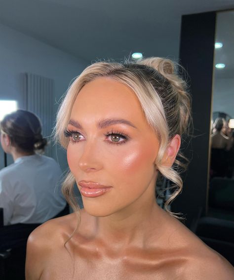 Wedding guest Glam 💛✨☁️ The prettiest soft glam… glowy lids & peachy tones 😍 Use “LFTFJASMINEEVE” at checkout @lookfantastic on products l… | Instagram Peachy Glam Makeup, Soft Glowy Makeup, Wedding Guest Glam, Glam Wedding Hair, Peachy Makeup Look, Bride Makeup Natural, Bridal Makeup For Blondes, Glam Bride Makeup, Maybelline Lifter Gloss