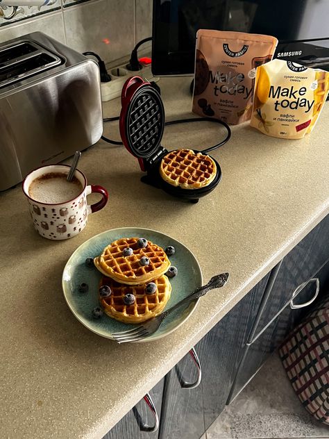 Saturday Plans, Late Morning, Aesthetic Breakfast, Breakfast Waffles, Healthy Lifestyle Food, Early In The Morning, Think Food, Pinterest Aesthetic, Lando Norris