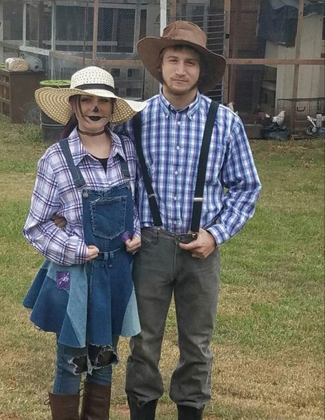 Easy costumes last minute Farmer Halloween Costume, Farmer Halloween, Farmer Costume, Couples Halloween Costumes, Farmer Outfit, Couples Halloween Outfits, Couples Halloween, Couple Halloween, Couple Halloween Costumes