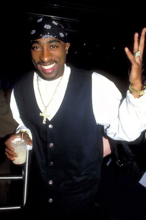 Tupac Outfits 90s, Tupac Fashion, Tupac Outfits, Tupac Rapper, Hip Hop Style Outfits, Tattoos Architecture, Tupac Photos, Animals Tattoos, Guy Fits