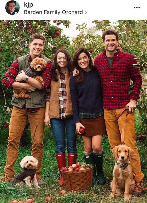 Preppy & plaid Tree Farm Photo Shoot, Christmas Tree Farm Photo Shoot, Christmas Tree Farm Photos, Family Photo Outfits Winter, Flannel Shirt Outfit, Apple Picking Outfit, Family Christmas Pictures, Family Photoshoot Outfits, Fall Family Pictures