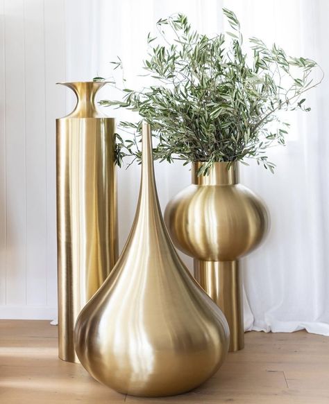 Floor Vase Decor, Japandi Interior Design, Diwali Decorations At Home, Dining Table Gold, Side Table Decor, Gold Living Room, Living Room Accessories, Plant Decor Indoor, Home Entrance Decor