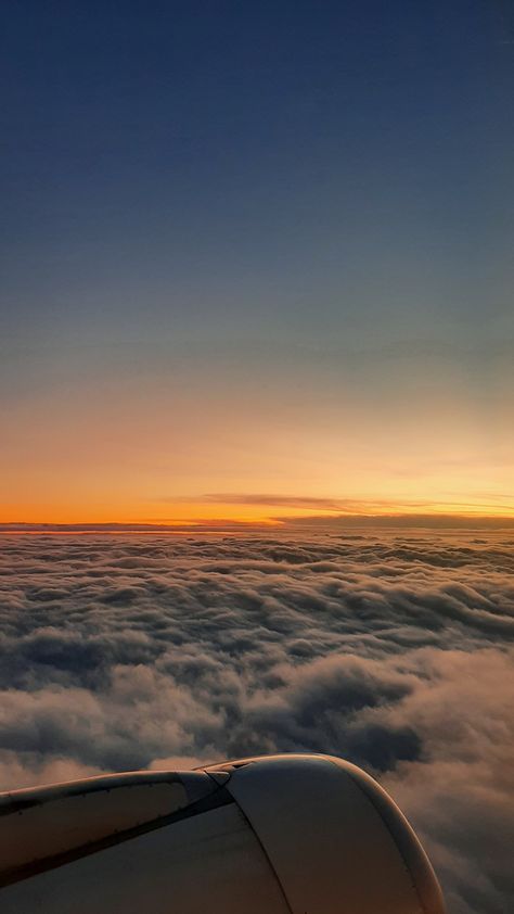 Sunrise Flight, Over The Clouds, Sunrise Wallpaper, Airplane Wallpaper, Airport Aesthetic, Sunrise Pictures, Sky Pictures, Romantic Places, Pretty Sky