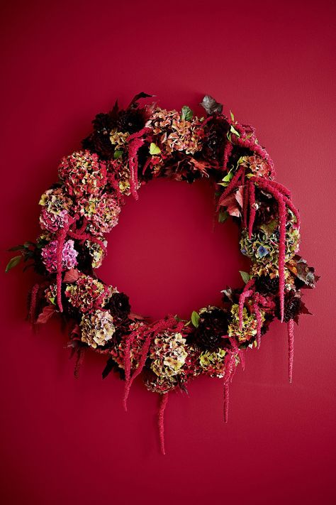 Wreath with black dahlias, hydrangeass, amaranthus and prunus foliage. Homes & Gardens December 2009. Photographer Adrian Briscoe. Amaranthus Wreath, Black Dahlias, A Pink Christmas, Black Dahlia, Wreaths And Garlands, Xmas Wreaths, Front Door Design, Winter And Christmas, Amaranth