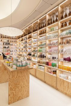 Doctor Office Design, Beauty Shop Decor, Galeries Lafayette Paris, Pharmacy Decor, Store Shelves Design, Lafayette Paris, Retail Store Interior Design, Store Design Boutique, Pharmacy Design