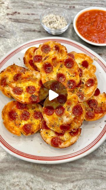 Maegan Brown ~ The BakerMama | DEEP DISH PIZZA BITES 😋🍕 skip the delivery with this quick and easy snack that can be mixed and matched with your favorite pizza to... | Instagram Pizza Bites Appetizer, Deep Dish Pizza Bites, Muffin Top Recipes, Spicy Pizza, Hors Doeuvres, Meat Lovers Pizza, Yummy Pizza, Muffin Cup, Mini Pizzas