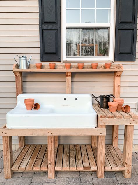 Potting bench made to hold antique farmhouse sink Outdoor Sink Ideas, Diy Outdoor Sink, Diy Potting Table, Antique Farmhouse Sink, Potting Benches Diy, Potting Bench With Sink, Outdoor Garden Sink, Potting Bench Ideas, Outside Sink