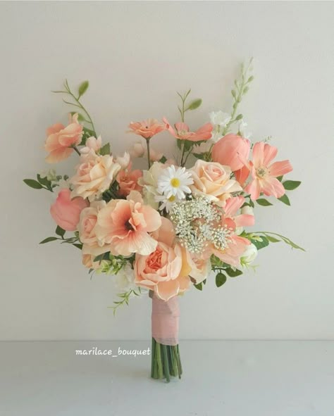 Florist Eucalyptus And Peach Wedding, Peach Bridesmaid Bouquet, Peach Wedding Florals, Peach Wedding Decor, Reference Flower, Peach Bridal Bouquet, Flowers Moodboard, Vibrant Summer Wedding, Flower Color Palette